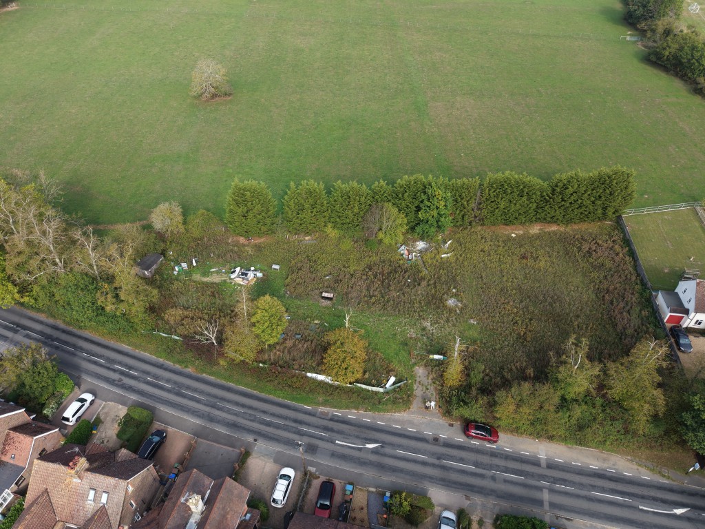 Lot: 26 - LAND IN FAVOURED LOCATION WITH OUTLINE PLANNING FOR SIX DWELLINGS - Aerial view of plot and adjacent land